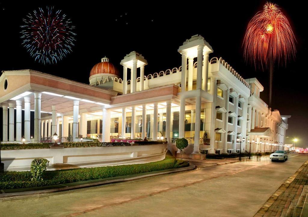 Holiday Regency Морадабад Екстериор снимка