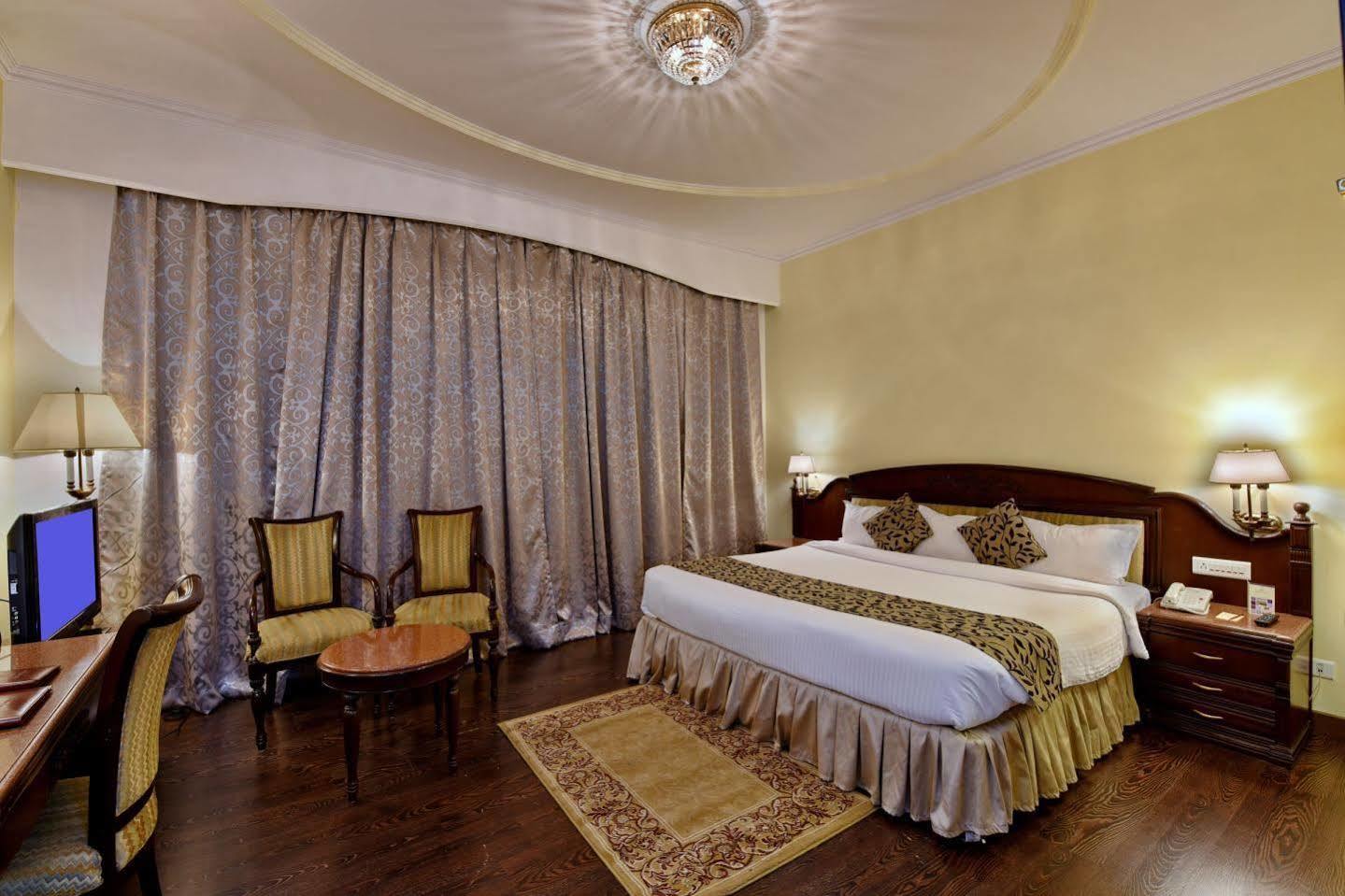 Holiday Regency Морадабад Екстериор снимка